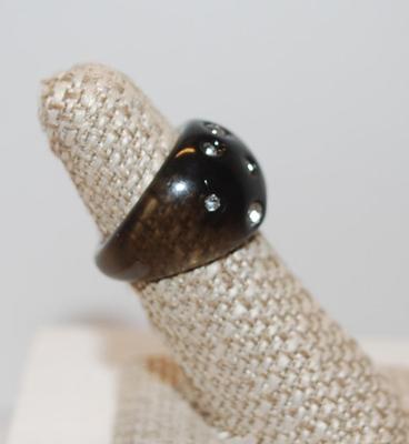 Horseshoe Shape Ring with 10 Stones on Black Acrylic Setting (2.8g) Size: 6 1/4