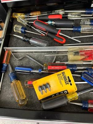 Lot 1233 variety of screwdrivers, including craftsman screwdrivers
