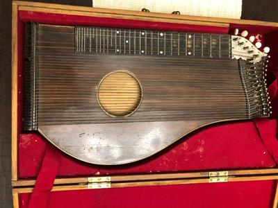ANTIQUE MANDOLIN / ZITHER IN WOODEN CASE