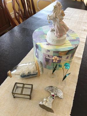VARIOUS DÃ‰COR IN HAT BOX