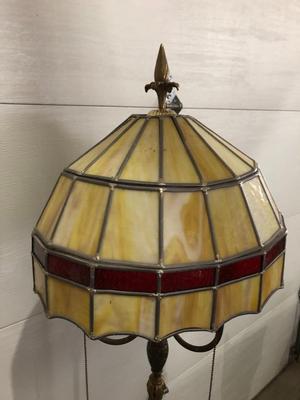 FLOOR LAMP AND TIFFANY-STYLE GLASS SHADE