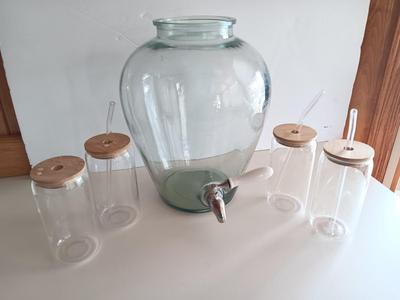 Glass beverage dispenser with four glasses