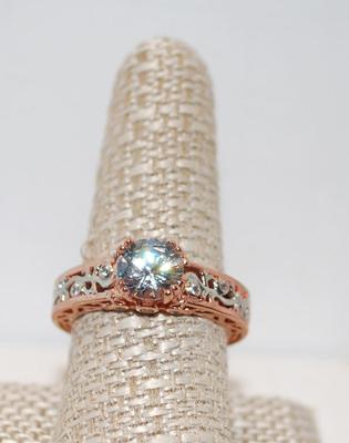 Rose Gold Plated Ring with Round Cut Cubic Zirconia and 2 Smaller Stones on Each Size (5.1g) Size: 9 1/2