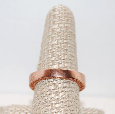 Rose Gold Plated Ring with Round Cut Cubic Zirconia and 2 Smaller Stones on Each Size (5.1g) Size: 9 1/2