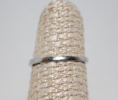 4 Baguettes & 3 Round Cubic Zirconia on a Silver-Tone Band (2.5g) Size 5