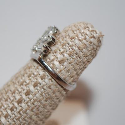 4 Baguettes & 3 Round Cubic Zirconia on a Silver-Tone Band (2.5g) Size 5