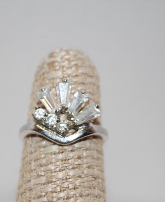 4 Baguettes & 3 Round Cubic Zirconia on a Silver-Tone Band (2.5g) Size 5