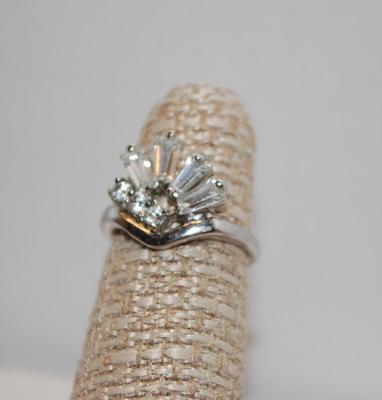 4 Baguettes & 3 Round Cubic Zirconia on a Silver-Tone Band (2.5g) Size 5