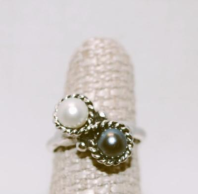 Double Pearl Ring - (4.0g) 1 Black & 1 White with Figure 8 Surrounds Size 7 1/4