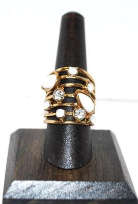 Gold Tone "Ladder" Ring with Opaque & Clear Stone Assortment (7.6g) Size 8