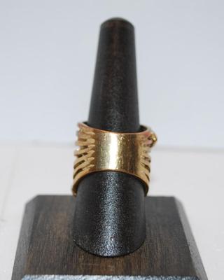 Gold Tone "Ladder" Ring with Opaque & Clear Stone Assortment (7.6g) Size 8