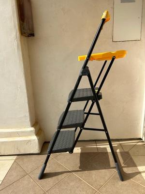 Lot 1447 Cosco step stool