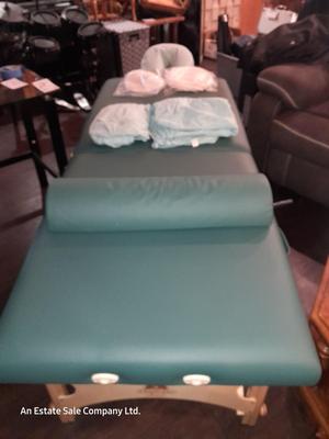 Like new - Oak works portable Shiatsu Massage table with accessories and storage / travel bag