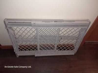White plastic adjustable child / dog gate