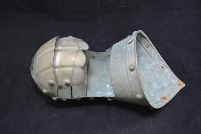 Antique/Vintage Articulated Suit of Armor Gauntlet 12â€x6â€x6â€