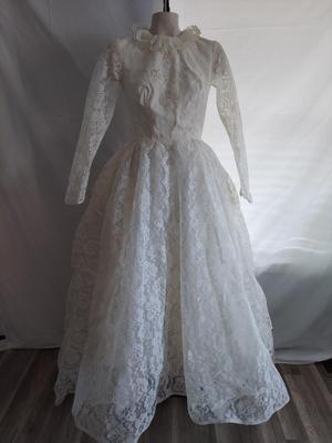Vintage Lace Wedding Gown (B2-BBL)