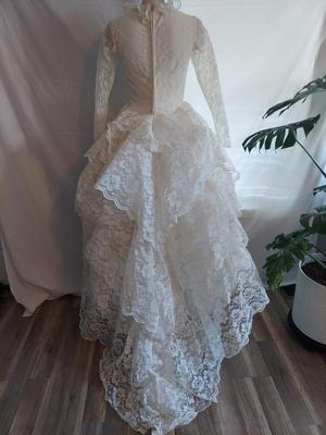 Vintage Lace Wedding Gown (B2-BBL)
