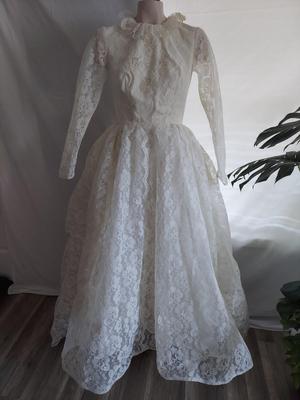 Vintage Lace Wedding Gown (B2-BBL)