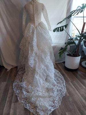 Vintage Lace Wedding Gown (B2-BBL)