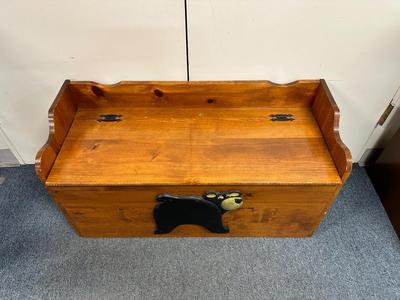 TOY CHEST/BENCH WITH BEAR ON THE FRONT