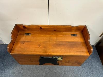 TOY CHEST/BENCH WITH BEAR ON THE FRONT