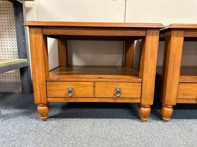 SET OF 2 OAK END TABLES WITH DRAWER