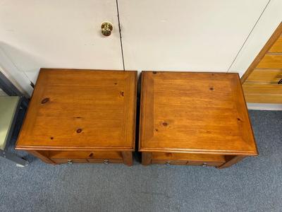 SET OF 2 OAK END TABLES WITH DRAWER