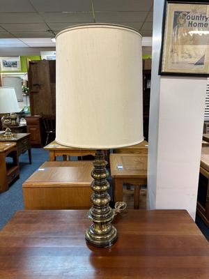 HARD ROCK MAPLE COFFEE TABLE WITH COLUMN STYLE BRASS LAMP