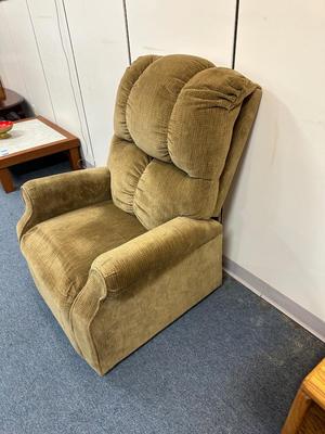 BEIGE COLORED CATNAPPER POWER LIFT CHAIR