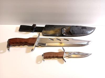 Pakistan Stainless marked Lion printed on blade -wooden handled Piggyback hunting knife set.
