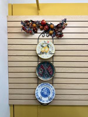 3 PLATE GREEN METAL WALL MOUNT, 3 DECORATION PLATES AND FRUIT SEMI CIRCLE WREATH