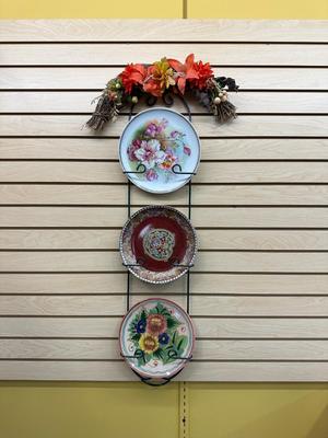 3 PLATE GREEN METAL WALL MOUNT, 3 DECORATIVE PLATES AND FLORAL SEMI CIRCLE WREATH