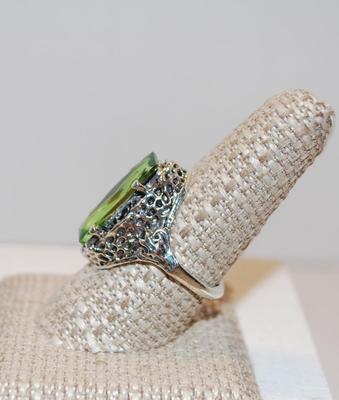 Size 9Â½ Vintage Silver Baguette Princess Green Crystal Ring (7.7g)