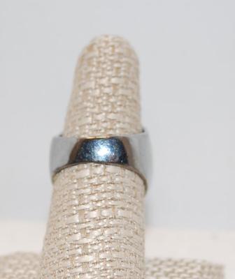 Size 8 Showy Ocean Blue Reflective Iridescent Large Oval Stone Ring (15.0g)