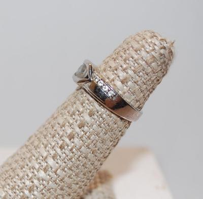 Size 5 Solitaire Clear Stone Ring with Side Stone Accents (2.5g)