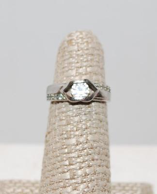 Size 5 Solitaire Clear Stone Ring with Side Stone Accents (2.5g)