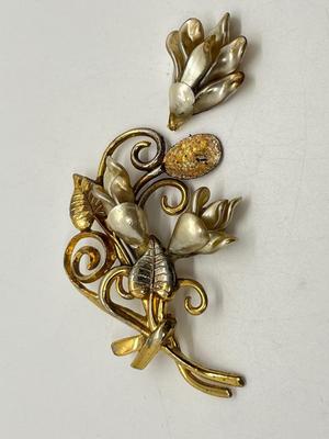 LOT 289J: Antique Brooch with Pearl Petals