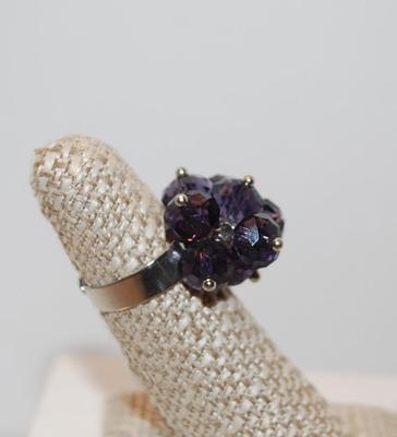 Size: 6 Ring Deep Purple Loose Stone Cluster on Silver Tone Split-Band Setting (5.8g)