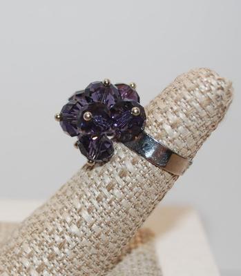 Size: 6 Ring Deep Purple Loose Stone Cluster on Silver Tone Split-Band Setting (5.8g)