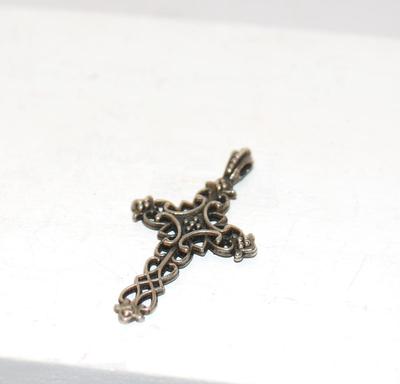Single Celtic-Style Cross -- 1 Â¼" x Â½"