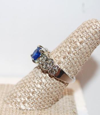 Size 8Â½ Hexagon Blue Gemstone on Silver Tone Setting Made of Brass (6.1g)