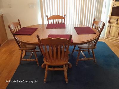 Beautiful Oak Dining room table with four chairs and two leaves