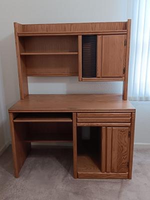 Nice Oak 2-piece Desk & hutch computer desk with lots of storage