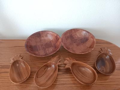 Set of four Monkey Pod wood pineapple dishes with two larger woven wood bowls