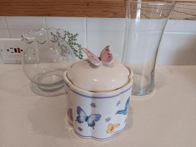 Butterfly canister with lid and two glass vases