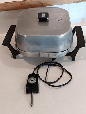 Nice Sunbeam electric skillet with lid