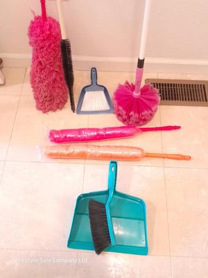 Dusting tools and dust pans