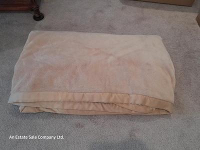 Queen size VERY SOFT Berkshire blanket