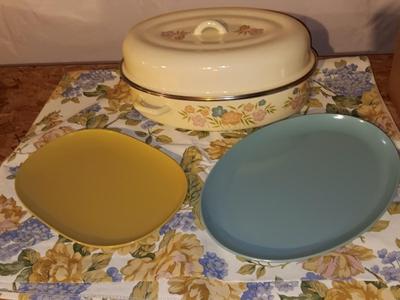 Roasting pan with lid - matching tablecloth and two Melmac like platters blue & yellow