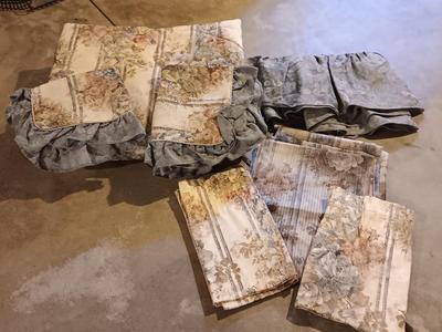 JC Penny home collection floral Queen-Sized bedding set with curtains and pillow shams